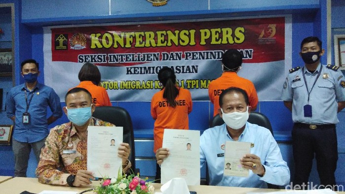 3 WN China dideportasi dari Makassar (Hermawan-detikcom).