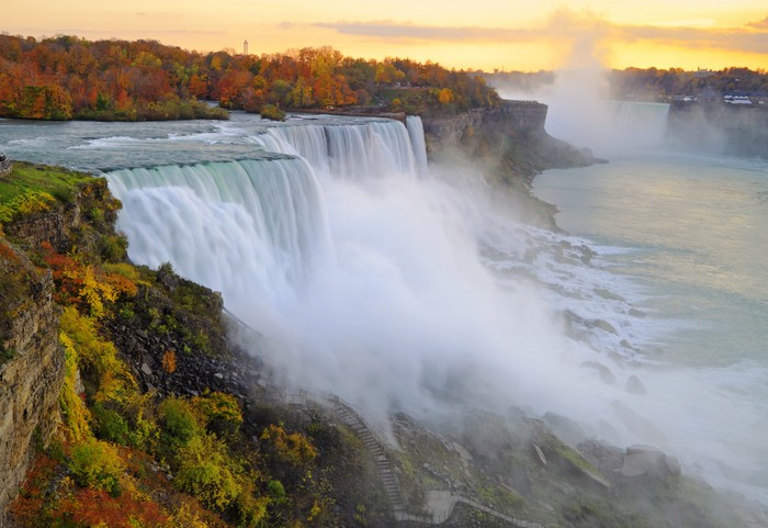 Air terjun Niagara American side of Niagara falls, NY, USA. Tourists enjoying beautiful view to Niagara Falls during hot sunny summer day.