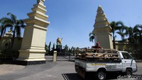 Sang relawan tampak ikut menaiki truk yang diisi dengan sejumlah kambing kurban yang akan disalurkan ke sejumlah panti asuhan maupun rumah singgah yang berada di kawasan Solo.