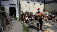 Selain menyalurkan hewan kurban ke Yayasan Lentera, sang relawan yang mengenakan kostum Spiderman tersebut juga membagikan kambing kurban ke Panti Asuhan Pamardi Yogo.