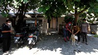 Relawan yang mengenakan kostum Spiderman tersebut tampak menyerahkan kambing kepada pengurus panti asuhan Pamardi Yogo yang berada di kawasan Solo, Jawa Tengah.