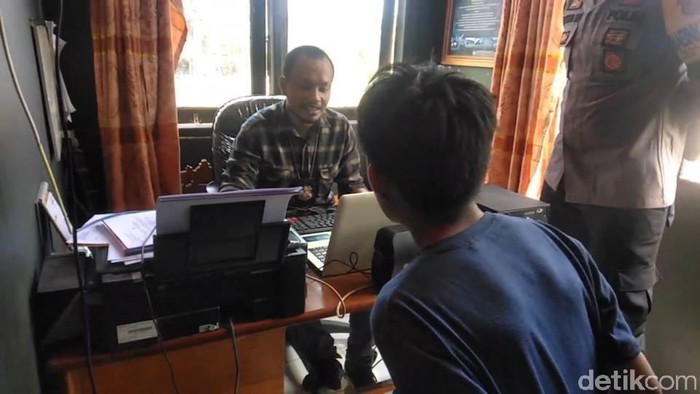 AM, remaja yang membacok ayahnya di Mamuju hingga tewas diamankan polisi (Abdy-detikcom).