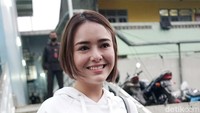 Amanda terlihat ceria dengan senyum manis di wajahnya itu. Pool/Palevi S/detikFoto.