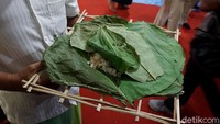 Tradisi ancakan ini, lanjutnya, sudah berjalan sejak zaman dahulu, yakni pelaksanaannya sebelum prosesi penjamasan atau pemulasan pusaka keris Kyai Carubuk pada esok harinya. Edi melanjutkan, nasi ancak ini terdiri dari nasi, urap gudhangan, lalu dibungkus daun jati, dan diletakkan di atas ancak atau kayu bambu.