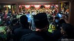 Antusias Warga Demak Berebut Nasi Ancak di Malam Idul Adha