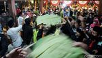 Antusias Warga Demak Berebut Nasi Ancak di Malam Idul Adha