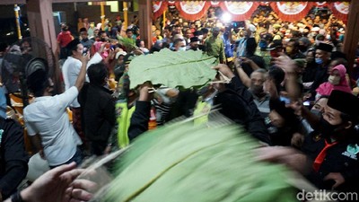 Antusias Warga Demak Berebut Nasi Ancak di Malam Idul Adha