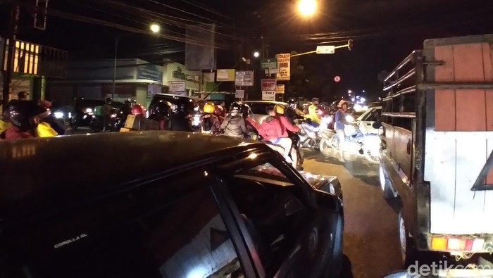 Arus lalu lintas di Bandung padat menjelang Idul Adha
