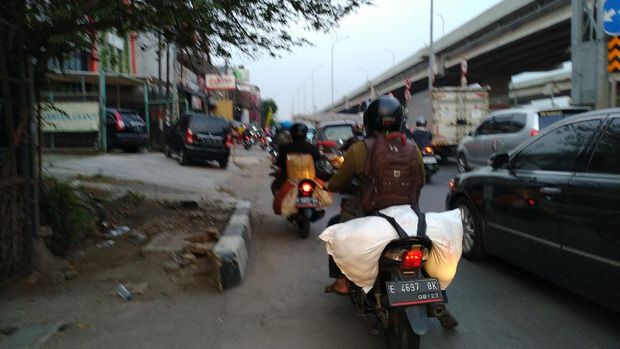Arus mudik Idul Adha di Jalan Raya Kalimalang.
