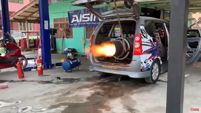 Kabin Toyota Avanza disesaki mesin jet.