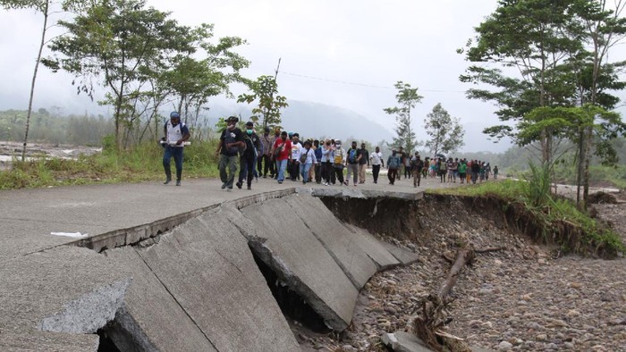Banjir Bikin Jalan Trans Papua Mimika Terputus Banjir pada Minggu (26/7) lalu membuat jalan Trans Papua yang hubungkan Kabupaten Mimika-Kabupaten Nabire terputus. Rusaknya jalan itu membuat warga terisolir.