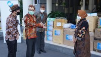 Bantuan ini merupakan rangkaian penyaluran bantuan penanganan COVID-19 yang sebelumnya sudah dilaksanakan di Provinsi Sulawesi Selatan, Pemkot Tangerang Selatan, PMI Yogyakarta dan RSAL dr. Mintohardjo, Jakarta sebagai wujud nyata komitmen perseroan mendukung upaya Pemerintah menangani COVID-19. Foto: dok. Pemkot Surabaya
