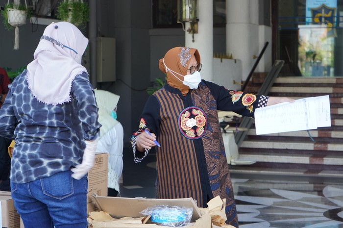 Bantuan APD untuk Surabaya Terus Mengalir Direktur Utama PT Bank JTrust Indonesia Tbk. (J Trust Bank) Ritsuo Fukadai menyerahkan bantuan untuk tenaga medis kepada Walikota Surabaya Tri Rismaharini di Surabaya, Jawa Timur, Kamis (30/7). Bantuan J Trust Bank untuk penanganan Covid-19 berupa 250 Set Alat Pelindung Diri (APD), 5.000 masker medis, 200 pelindung wajah, 7.500 sarung tangan lateks dan 7.500 pelindung sepatu yang disalurkan melalui Pemkot Surabaya. Bantuan ini merupakan rangkaian penyaluran bantuan penanganan Covid-19 yang sebelumnya sudah dilaksanakan di Provinsi Sulawesi Selatan, Pemkot Tangerang Selatan, PMI Yogyakarta dan RSAL dr. Mintohardjo, Jakarta sebagai wujud nyata komitmen perseroan mendukung upaya Pemerintah menangani Covid-19. Melalui Program Referral Win-Win-Win, J Trust Bank mendonasikan 0,1% dari total dana yang dihimpun dari masyarakat untuk penanganan pandemi Covid-19.