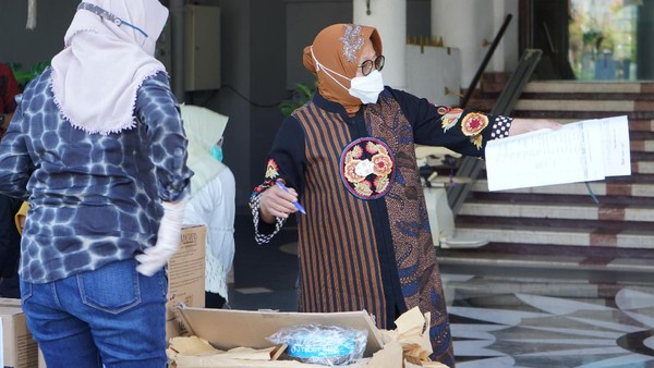 Bantuan APD untuk Surabaya Terus Mengalir