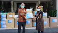 Direktur Utama PT Bank JTrust Indonesia Tbk. (J Trust Bank) Ritsuo Fukadai menyerahkan bantuan untuk tenaga medis kepada Walikota Surabaya Tri Rismaharini di Surabaya, Jawa Timur, Kamis (30/7). J Trust Bank mendonasikan 0,1% dari total dana yang dihimpun dari masyarakat untuk penanganan pandemi COVID-19. Foto: dok. Pemkot Surabaya