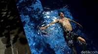 Rutinitas selama masa karantina lebih banyak dilakukan dengan berolahraga seperti berenang.