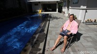 Usai renang ia juga menyempatkan diri untuk berjemur.