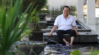 Aktivitas lainnya juga dilakukan Purnomo di teras rumah.