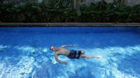 Melakukan karantina diri karena positif COVID-19, Wakil Wali Kota Solo Achmad Purnomo disebut dalam kondisi sehat. Bahkan dia mengisi kesehariannya dengan olah raga berenang.