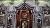 Hal itu dilakukan guna mensterilkan kawasan masjid jelang dipakai untuk salat Id.