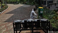 Protokol kesehatan 3M yang dimaksud meliputi jaga jarak antar saf antar jamaah, penyediaan sabun cuci tangan dan hand sanitizer disejumlah titik dan pengecekan suhu tubuh di gerbang utama.