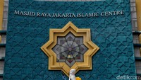 Seluruh jamaah pun diwajibkan menggunakan masker dan membawa sajadah masing-masing. Selain itu kawasan masjid Jakarta Islamic Centre telah dberishkan dengan penyemprotan disinfektan.
