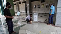 Dengan penerapan jaga jarak tersebut, dipastikannya Masjid Raya yang berlokasi di Jalan Kramat, Koja, Jakarta Utara ini hanya dapat terisi setengah dari kapasitas penuh jamaah atau sekitar 10 ribu dari total 20.680 jamaah. 