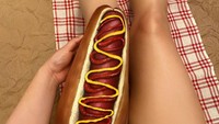 Ada banyak jenis makanan lezat yang menginspirasi Mimi dalam melakukan body painting. Mulai dari roti, buah-buahan hingga sayuran. Seperti yang satu ini, ia melukis hot dog di bagian kakinya. Foto: Instagram @mimles