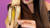 Karya body painting itu semakin menarik karena ia memberikan efek tiga dimensi (3D), sehingga semua gambar makanan pada tubuhnya terlihat nyata. Seperti gambar buah pisang yang terkelupas dari kulitnya ini. Foto: Instagram @mimles