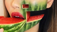 Selain di bagian kaki, Mimi juga sering melukis makanan di bagian wajahnya. Kalau teknik ini disebut face painting. Karyanya kali ini bertemakan tentang buah semangka. Foto: Instagram @mimles