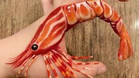 Bagian tangan juga tak luput jadi media untuk melukis makanan. Karyana bergambar udang ini ia lukis di tangan dan jarinya. Foto: Instagram @mimles