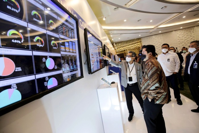 BRI Dorong Pemulihan Ekonomi Nasional Direktur Utama PT Bank Rakyat Indonesia (Persero)Tbk Sunarso (paling kanan) saat menjelaskan paparan kinerja Bank BRI kepada Menteri BUMN Erick Thohir (paling kiri) setelah acara penandatanganan nota kesepahaman BRI dengan dengan PT Telkom Indonesia (Persero)Tbk tentang pemanfaatan potensi bersama layanan teknologi berbasis satelit yang berlangsung di Gedung BRI, Jakarta (30/07). Hingga Juli 2020, Bank BRI telah menyalurkan kredit sebesar Rp 24,93 triliun atau telah mencapai 83,1 persen dari target yang ditetapkan pemerintah Rp 30 triliun hingga akhir September 2020 dalam rangka program Pemulihan Ekonomi Nasional (PEN).
