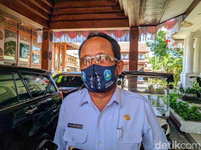 Jelang Pilkada serentak pada 9 Desember mendatang, Bupati Ponorogo Ipong Muchlissoni menegaskan, pihaknya bakal menindak tegas ASN hingga kades yang ikut berpolitik. Seperti menjadi tim sukses paslon di Pilkada.