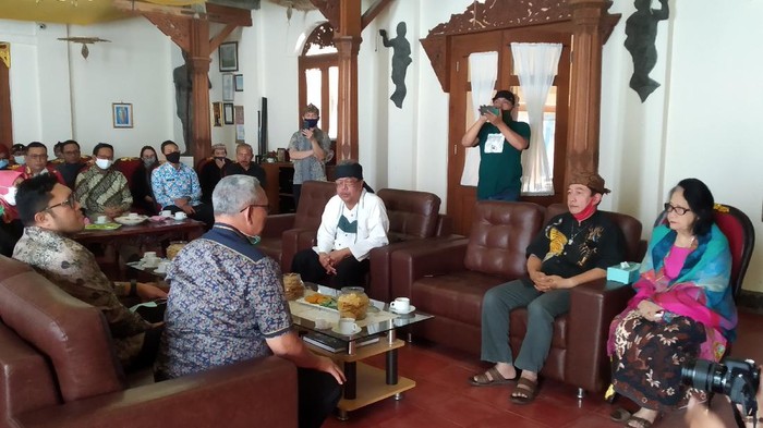 Bupati Kuningan Acep Purnama bertemu dengan masyarakat Sunda Wiwitan.