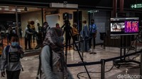 Sebenarnya bagaimana sih cara kerja thermal scanning, atau kerap disebut thermal imaging tersebut? Sesuai namanya, alat ini bekerja dengan mendeteksi panas tubuh siapapun yang melintasinya. Penggunaannya cukup praktis karena tinggal dilewati begitu saja, tidak perlu berhenti, apalagi sampai harus antre.
