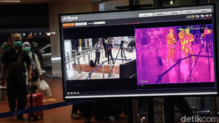 Calon Pemudik Dipelototi Thermal Scanner di Soetta Protokol kesehatan di Bandara Soekarno Hatta terus diperketat. Para calon penumpang wajib melewati alat pemindai suhu.