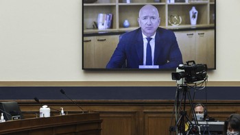 Kesaksian ini merupakan bagian dari investigasi selama lebih dari setahun tentang dugaan praktek monopoli yang dilakukan keempat perusahaan tersebut. Mereka tentu saja adalah orang-orang super kaya. Jeff Bezos merupakan orang terkaya dunia dengan kekayaan terkini USD 180 miliar atau sekitar Rp 2.640 triliun dan Zuckerberg hartanya USD 86 miliar atau sekitar Rp 1.20 triliun.  Foto: AP/Graeme Jennings