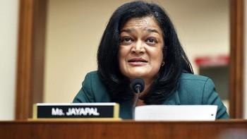 Anggota Kongres Pramila Jayapal dari Partai Demokrat mencecar Mark Zuckerberg dengan banyak pertanyaan soal akuisisi Instagram pada tahun 2012. Foto: AP/Mandel Ngan