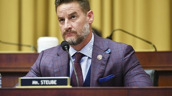 Anggota Kongres Greg Steube dari Partai Republik melenceng dari topik bisnis dengan bertanya kepada Sundar Pichai mengapa email kampanyenya yang dikirim lewat Gmail selalu masuk spam. Foto: AP/Mandel Ngan