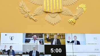 CEO Amazon Jeff Bezos, CEO Apple Tim Cook, CEO Facebook Mark Zuckerberg dan CEO Google/Alphabet Sundar Pichai bersaksi di hadapan House Judiciary Committee. Foto: AP/Mandel Ngan