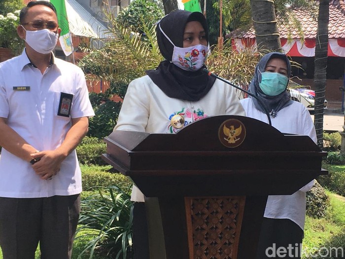 Kota Mojokerto yang sempat menjadi zona oranye di pertengahan Juli, kini kembali menjadi zona merah COVID-19. Terdapat beberapa faktor yang membuat kota dengan tiga kecamatan ini tak kunjung bebas dari wabah virus Corona.