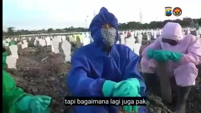 Curhat Penggali Makam COVID-19 di Surabaya