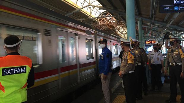 Dirlantas Polda Metro Jaya Kombes Sambodo Purnomo meninjau Stasiun Juanda