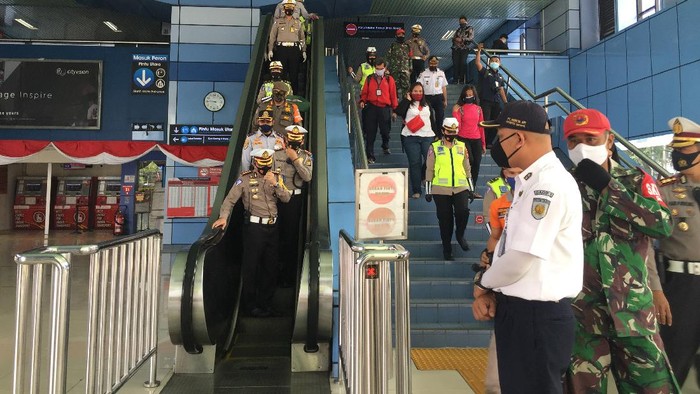 Dirlantas Polda Metro Jaya Kombes Sambodo Purnomo meninjau Stasiun Juanda