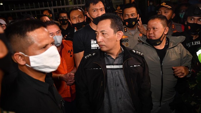 Petugas kepolisian membawa buronan kasus korupsi pengalihan hak tagih (cessie) Bank Bali Djoko Tjandra (kedua kiri) yang ditangkap di Malaysia setibanya di Bandara Halim Perdanakusuma Jakarta, Kamis (30/7/2020). ANTARA FOTO/Nova Wahyudi/aww.