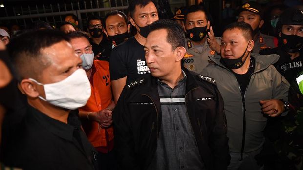 Petugas kepolisian membawa buronan kasus korupsi pengalihan hak tagih (cessie) Bank Bali Djoko Tjandra (kedua kiri) yang ditangkap di Malaysia setibanya di Bandara Halim Perdanakusuma Jakarta, Kamis (30/7/2020). ANTARA FOTO/Nova Wahyudi/aww.