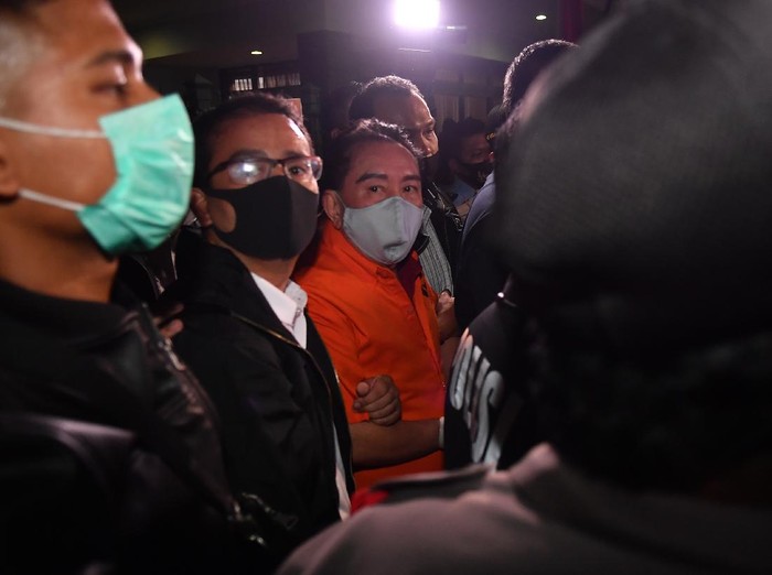 Petugas kepolisian membawa buronan kasus korupsi pengalihan hak tagih (cessie) Bank Bali Djoko Tjandra (kedua kiri) yang ditangkap di Malaysia setibanya di Bandara Halim Perdanakusuma Jakarta, Kamis (30/7/2020). ANTARA FOTO/Nova Wahyudi/aww.