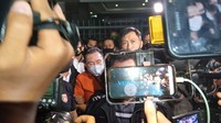 Ia ditangkap di Malaysia dan langsung dibawa terbang ke di Indonesia melalui Halim Perdanakusumah, Jakarta tepat di malam takbiran. Foto: Kadek/detikcom