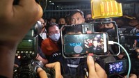 Pengacara sang buronan bersama dengan beberapa pihak kepolisian-jaksa yang memuluskan jalan dan sempat berfoto dengan Djoko Tjandra juga langsung diberhentikan oleh pihak yang berwenang. Foto: Kadek/detikcom