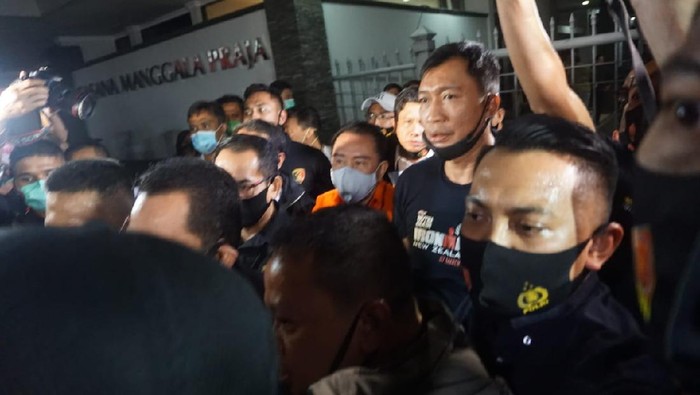 Djoko Tjandra tiba dari Malaysia di Bandara Halim Perdanakusuma, berbaju oranye dan digiring Kabareskrim Komjen Listyo Sigit Prabowo